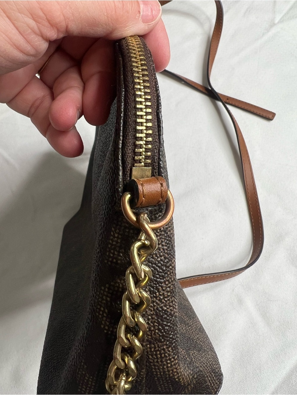 Michael Kors Cindy Signature
Logo Dome Crossbody Bag - Picture 4 of 12